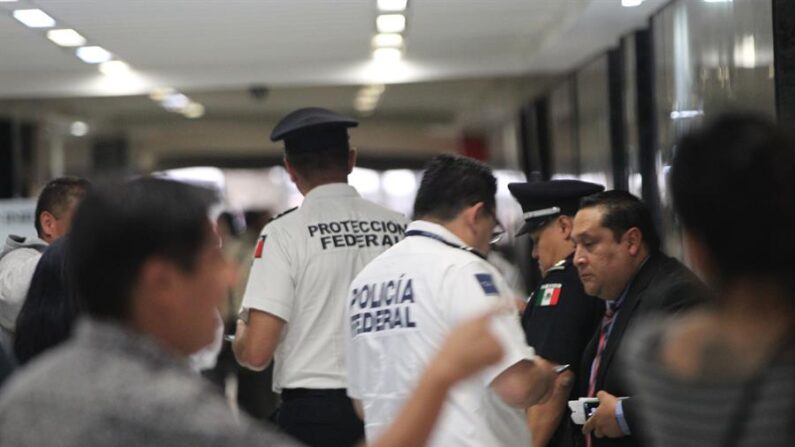 Fotografía de archivo de policías federales que acudieron a un banco en Ciudad de México (México) luego de un robo. EFE/Mario Guzmán
