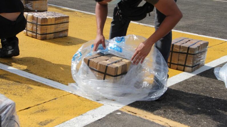 Fotografía cedida por Aeronaval de paquetes de drogas confiscados por autoridades, el 06 de mayo de 2021, en Ciudad de Panamá (Panamá). EFE/ Aeronaval