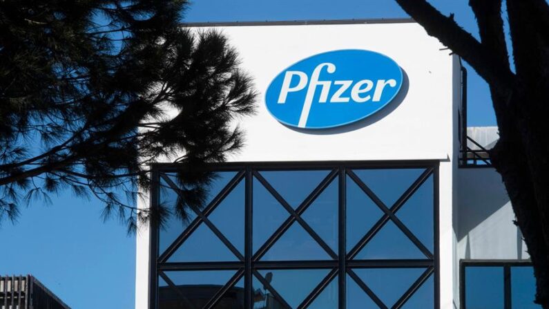Vista del logo de la farmacéutica Pfizer, en una fotografía de archivo. EFE/Claudio Peri