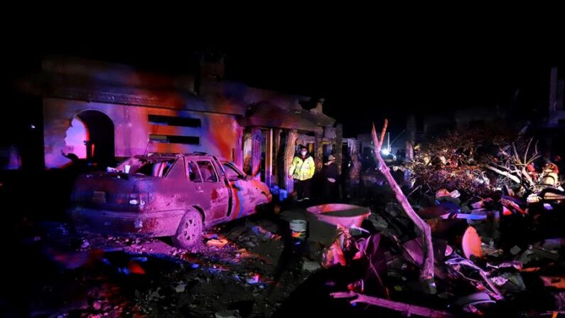 Vista de los daños causados por una explosión pirotécnica la noche del 6 de diciembre de 2021, en la localidad Santiago Tenango del municipio Felipe Ángeles, estado de Puebla (México). EFE/Hilda Ríos