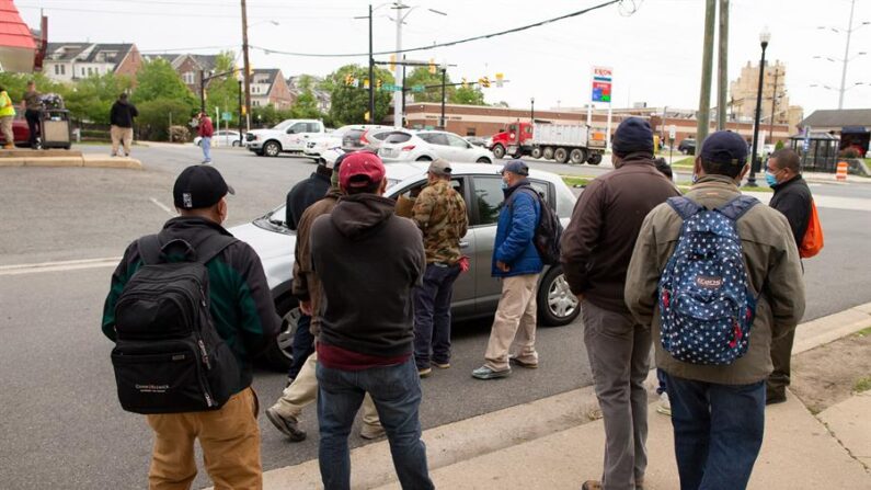 Fotografía de archivo donde aparecen varios jornaleros en espera de trabajo en EE.UU. EFE/EPA/Michael Reynolds