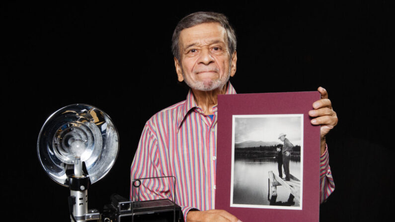 Al Freni, con su icónica foto del presidente Dwight D. Eisenhower y su nieto David, y la cámara Speed Graphic que utilizó para tomar la imagen. (Dave Paone)