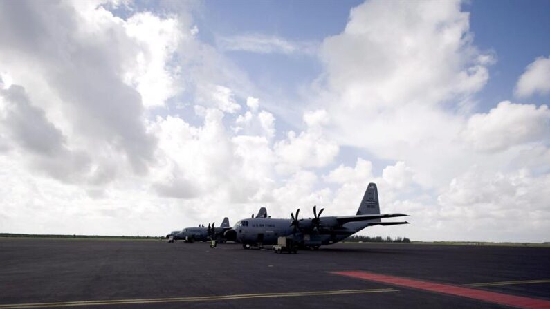 Fotografía de archivo de tres aviones en la base de la Fuerza Aérea de Estados Unidos, en Homestead, Florida (EE.UU.). EFE/Gary I Rothstein