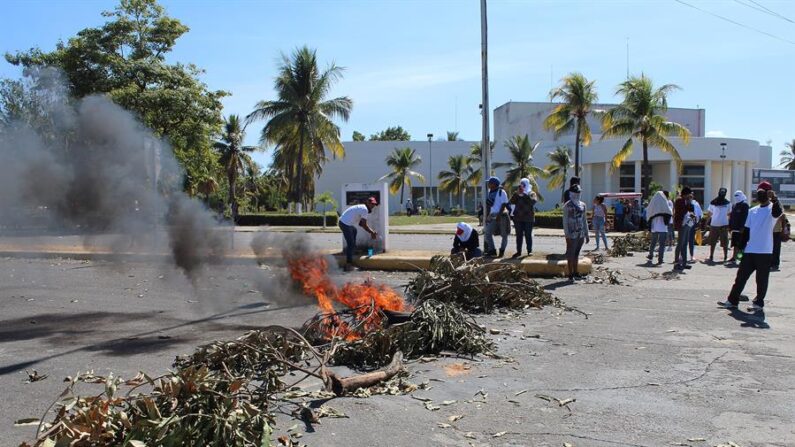 Migrantes centroamericanos realizan bloqueos en carreteras y avenidas el 16 de diciembre de 2021, en la ciudad de Tapachula, en el estado de Chiapas (México). EFE/Juan Manuel Blanco