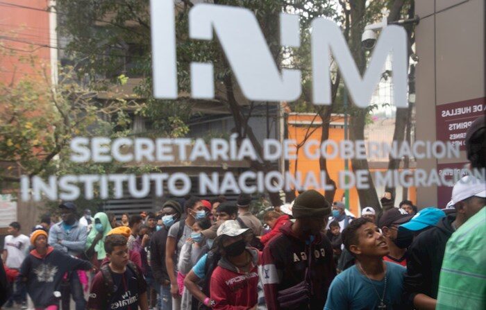 Grupos de migrantes centroamericanos se encuentran en la sede del Instituto Nacional de Migración (INM) para regularizar su situación en el país, en Ciudad de México (México), 20 de diciembre de 2021. EFE/Madla Hartz