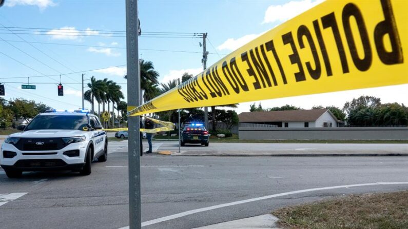 Fotografía de archivo de una cinta de la policía de Florida en el lugar donde un conductor atropelló a 6 niños. EFE/EPA/Cristobal Herrera-Ulashkevich