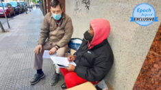 Amable profesor jubilado español conoce a joven sin hogar y le da clases en la calle durante un año