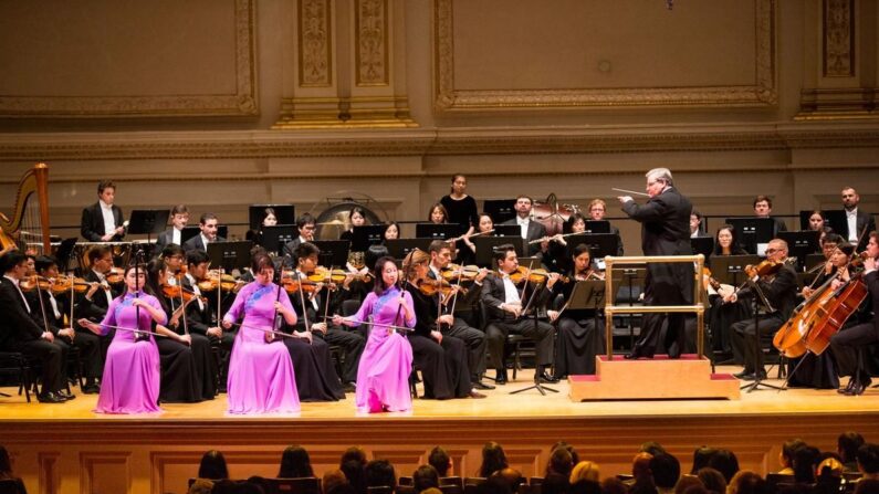 La Orquesta Sinfónica Shen Yun en el Carnegie Hall el 14 de octubre de 2017. La gira de otoño de la orquesta llegará a Estados Unidos el 7 de octubre y tocará de nuevo en el Carnegie Hall. (Dai Bing/The Epoch Times)