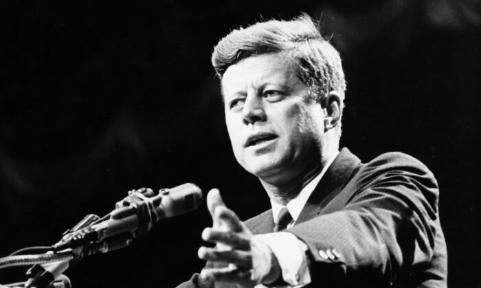 El expresidente de Estados Unidos, John F. Kennedy insta a los ciudadanos a encontrar las respuestas adecuadas, y no partidistas, a los problemas del país. (Central Press/Getty Images)