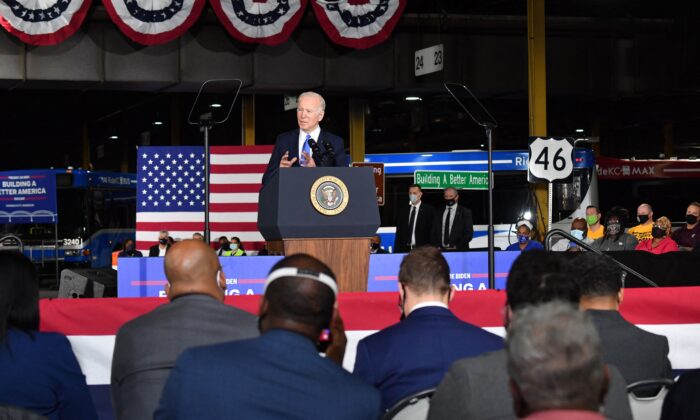 El presidente de EE.UU., Joe Biden, habla del plan Build Back Better durante su visita a la Autoridad de Transporte del Área de Kansas City en Missouri el 8 de diciembre de 2021. (Nicholas Kamm/AFP vía Getty Images)