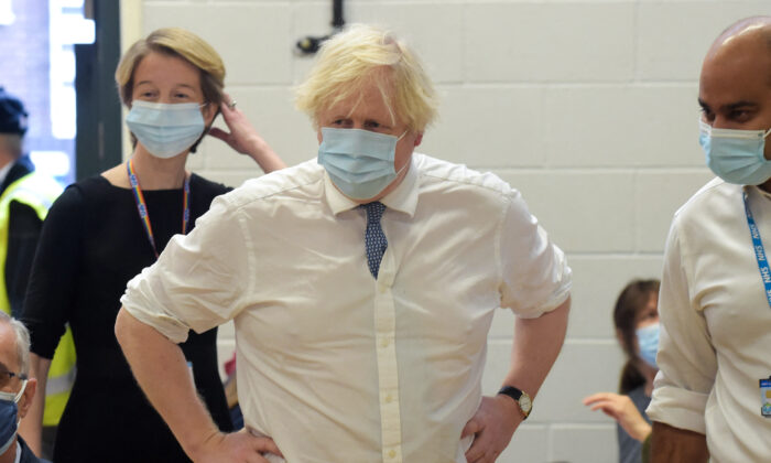 El primer ministro británico, Boris Johnson, visita el centro de vacunación de Stowe del equipo de Salud, en el centro de Londres, el 13 de diciembre de 2021. (Jeremy Selwyn/POOL/AFP vía Getty Images)