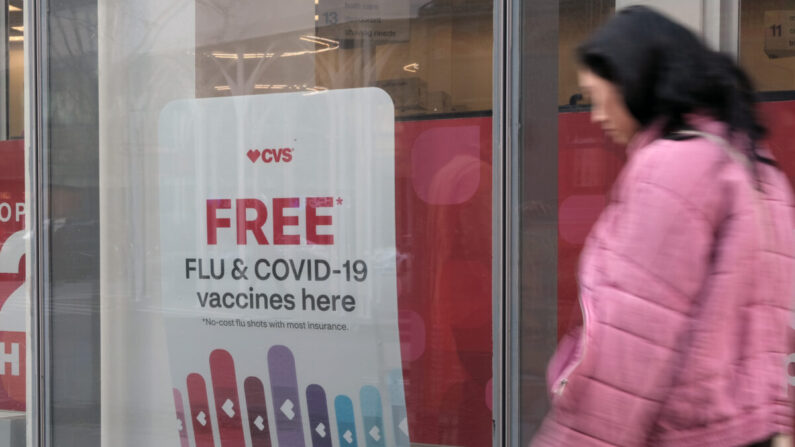 Un cartel en una farmacia anuncia la vacuna COVID-19 el 19 de noviembre de 2021 en la ciudad de Nueva York. (Spencer Platt/Getty Images)