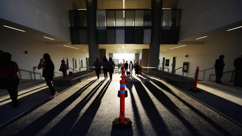En esta foto de archivo, los estudiantes llegan a la escuela en Los Ángeles el 13 de septiembre de 2010. (Kevork Djansezian/Getty Images)