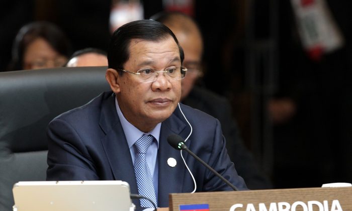 El primer ministro de Camboya, Hun Sen, asiste a la sesión formal de la Cumbre Conmemorativa de la ASEAN y la República de Corea en Busan el 12 de diciembre de 2014. (Ahn Young-joon/AFP/Getty Images)