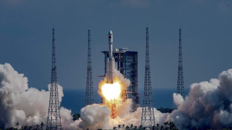 Un cohete Long March 7Y4 que transporta la nave de carga Tianzhou 3 se lanza desde el Centro de Lanzamiento Espacial de Wenchang, en la provincia meridional china de Hainan, en una misión para entregar suministros a la estación espacial china Tiangong el 20 de septiembre de 2021. (STR/AFP vía Getty Images)