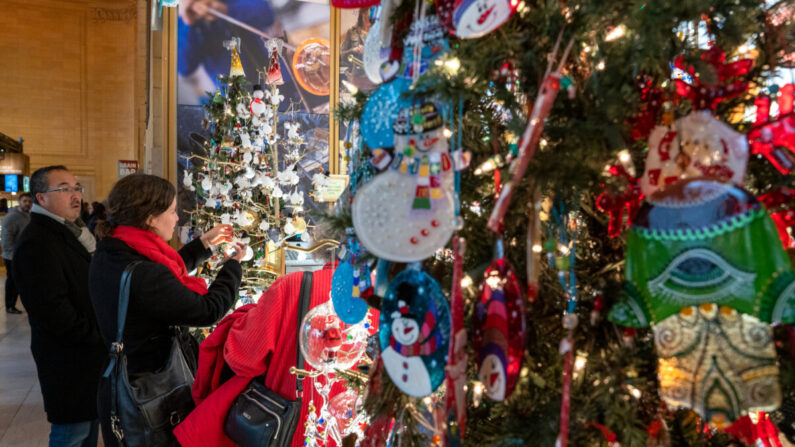 Gente mira una exhibición navideña a medida que se acercan las vacaciones de Navidad en la ciudad de Nueva York el 23 de diciembre de 2019. (David Dee Delgado/Getty Images)