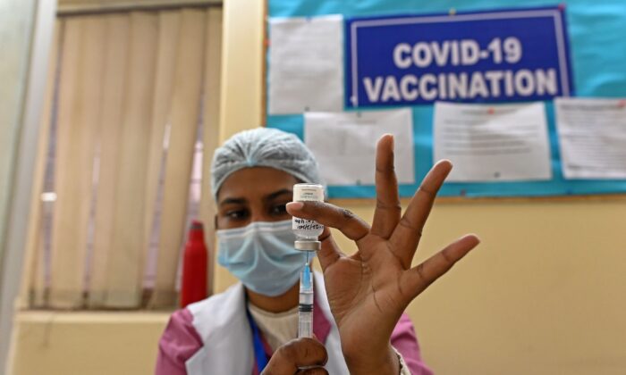 Un trabajador médico se prepara para administrar una dosis de la vacuna COVID-19 en un centro de vacunación en Nueva Delhi, India, el 22 de febrero de 2021. (Sajjad Hussain/AFP vía Getty Images)