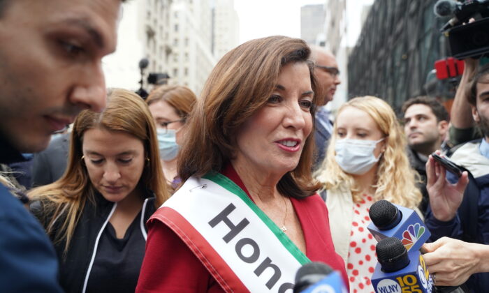 Kathy Hochul habla con los periodistas durante el desfile del Día de la Raza, Manhattan, NY, el 11 de octubre de 2021. (Enrico Trigoso/The Epoch Times)