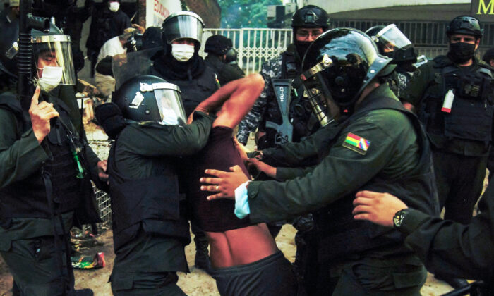 La policía de Santa Cruz arresta a uno de los manifestantes frente a la oficina del sindicato de agricultores, el 13 de diciembre de 2021. (Cesar Calani/The Epoch Times)