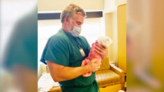 Médico llora al tener en sus brazos a bebé de una pareja, tras acompañarlos en la pérdida de su hijo