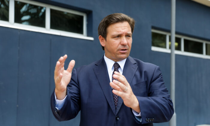 El gobernador de Florida, Ron DeSantis, se marcha después de firmar la ley del Senado 7072 en la Universidad Internacional de Florida en Miami el 24 de mayo de 2021. (Samira Bouaou/The Epoch Times)