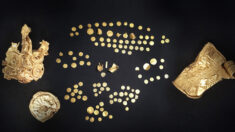 Descubren el mayor tesoro de monedas de oro anglosajonas en Inglaterra, de 1400 años de antigüedad