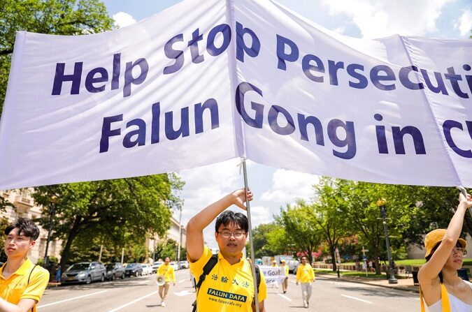 Practicantes de Falun Gong participan en un desfile que marca el 22º aniversario del inicio de la persecución del régimen chino contra Falun Gong, en Washington el 16 de julio de 2021. (Samira Bouaou/The Epoch Times)