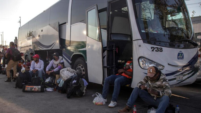 Vista de la caravana de migrantes centroamericanos a la espera de abordar los autobuses que los trasladarán a ciudades del norte del país, el 23 de diciembre de 2021, en Ciudad de México (México). EFE/Madla Hartz