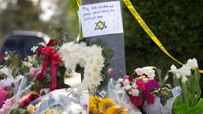 Fotografía de archivo de flores y mensajes frente a la sinagoga de Poway, California (EE.UU.). EFE/EPA/David Maung