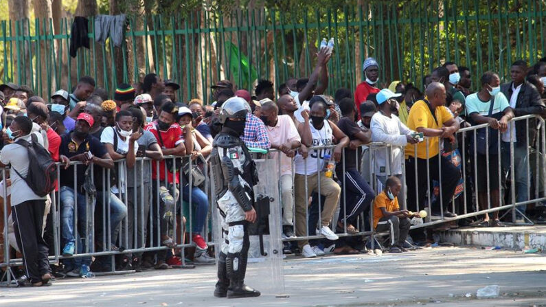 Migrantes centroamericanos esperan para tramitar sus permisos de traslado el 29 de diciembre de 202, en Tapachula (México). EFE/ Juan Manuel Blanco