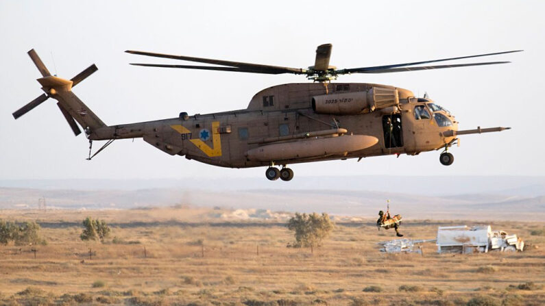 Un helicóptero israelí Sikorsky CH-53K participa en un espectáculo aéreo en la ceremonia de graduación de los pilotos de la fuerza aérea israelí en la base de Hatzerim en el desierto del Negev, cerca de la ciudad del sur de Israel de Beer Sheva, el 30 de junio de 2016. (Jack Guez/AFP vía Getty Images)