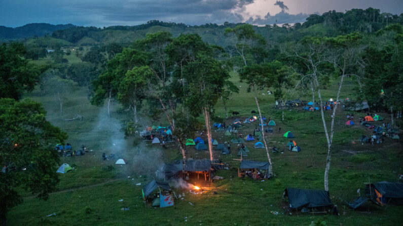 Los migrantes, la mayoría de ellos procedentes de Haití, llegan a un campamento base antes de atravesar el Paso del Darién el 17 de octubre de 2021 en Las Tekas, Colombia. (John Moore/Getty Images)