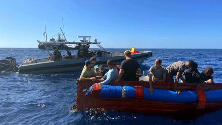 Transfieren a Bahamas a 36 ecuatorianos y un dominicano tras aprehensión en aguas de EE.UU.