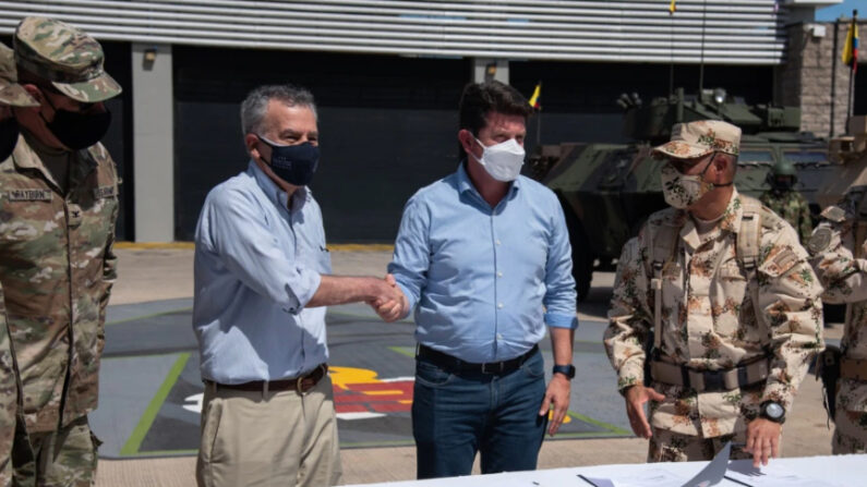 El embajador de Estados Unidos en Colombia, Philip Goldberg (i), entregó 20 vehículos tipo ASV M1117 al Ejército Nacional. El ministro de defensa, Diego Molano, recibió las llaves de las tanquetas. (VOA/Ministerio de Defensa de Colombia)