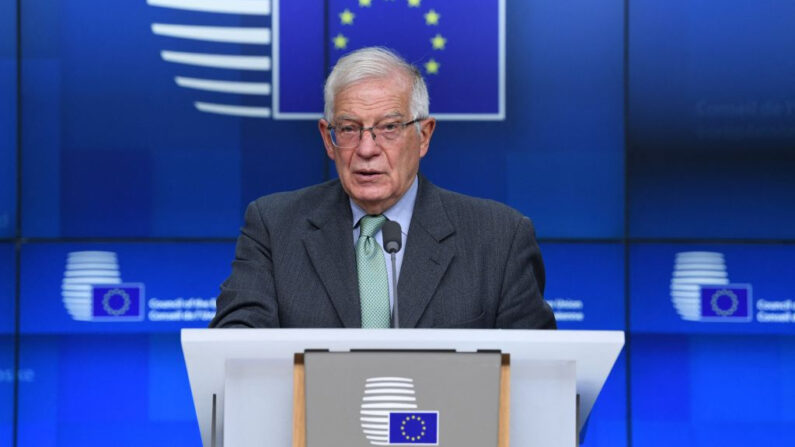 El alto representante comunitario europeo de Asuntos Exteriores y Política de Seguridad, Josep Borrell, ofrece una rueda de prensa durante una reunión del Consejo de Asuntos Exteriores en la sede de la UE en Bruselas, Bélgica, el 15 de noviembre de 2021. (John Thys/AFP vía Getty Images)