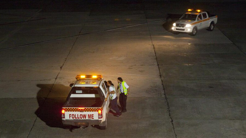 Funcionarios recorren la pista del Aeropuerto Internacional de las Américas de Santo Domingo (República Dominicana). EFE/Orlando Barría