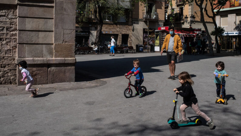 Los niños juegan en la plaza de la Vila de Gracia el 26 de abril de 2020 en Barcelona, España. (David Ramos/Getty Images)