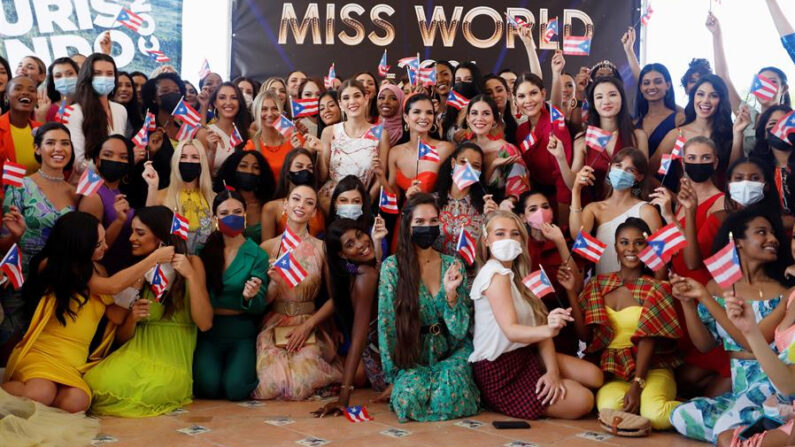 Las candidatas a Miss Mundo 2021 posan para una fotografía durante la ceremonia de bienvenida, en noviembre de 2021, en un lujoso hotel en Río Grande, Puerto Rico. EFE/Thais Llorca