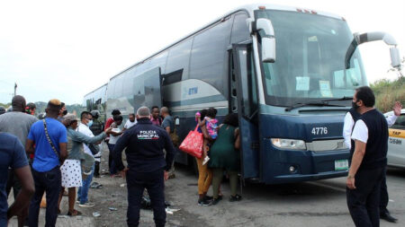 Trasladan a miles de haitianos del campamento de Tapachula a distintos destinos de México