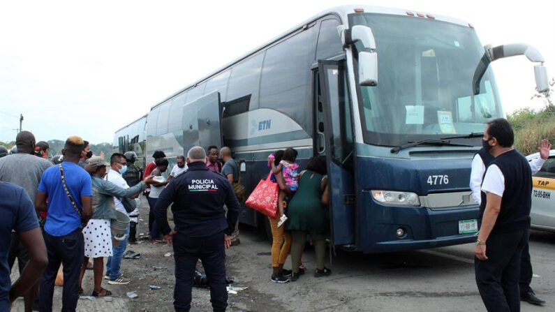 Migrantes haitianos son trasladados en autobuses a diversos destinos del país el 21 de diciembre de 2021 en la ciudad de Tapachula, estado de Chiapas (México). EFE/Juan Manuel Blanco