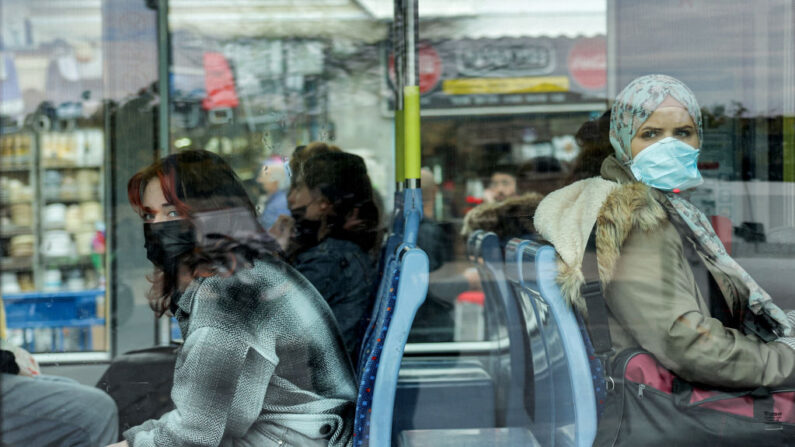 Viajeros con mascarillas debido a la pandemia del COVID-19 viajan en el tren de Jerusalén a su paso por la estación del mercado Mahane Yehuda en Jerusalén (Israel) el 31 de diciembre de 2021. (Menahem Kahana/AFP vía Getty Images)