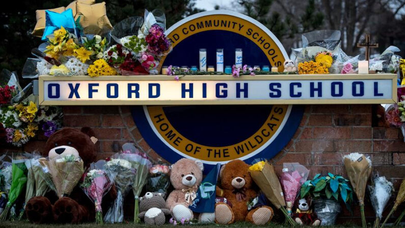 Un memorial a las afueras de Oxford High School un día después de que un estudiante de 15 años asesinara a cuatro compañeros, en una fotografía de archivo. EFE/Nic Antaya