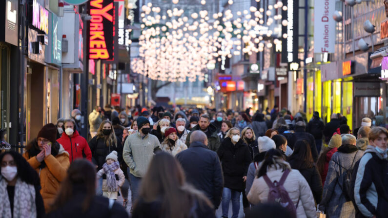 La gente se agolpa en una calle comercial peatonal del centro de la ciudad durante la cuarta oleada de la pandemia de covid-19 el 22 de diciembre de 2021 en Colonia, Alemania. (Andreas Rentz/Getty Images)