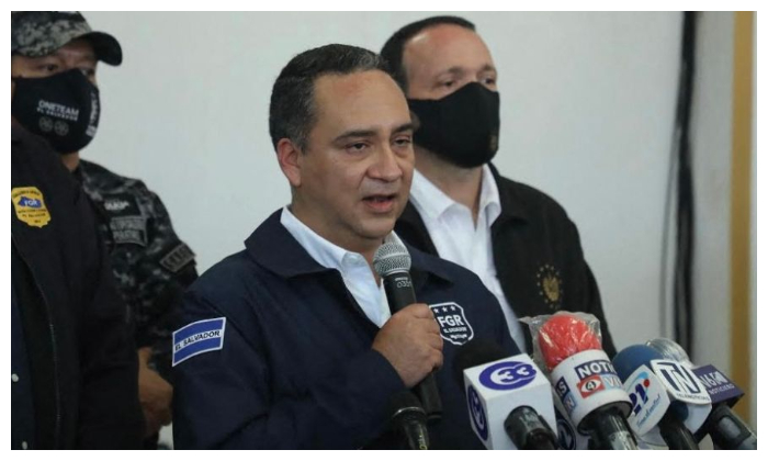 El fiscal General de El Salvador, Rodolfo Delgado, es visto durante una conferencia en San Salvador, el 2 de julio de 2021. (MARVIN RECINOS/AFP a través de Getty Images)