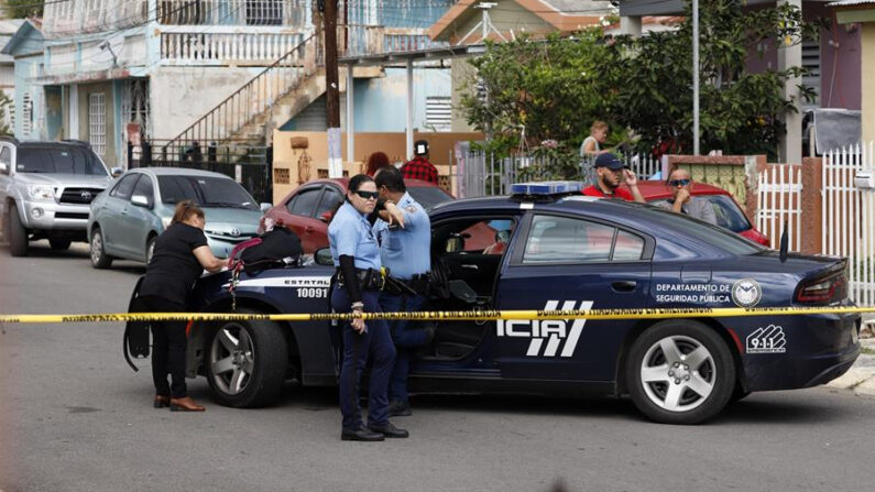 Fotografía de archivo donde se observan agentes de policía que marcan un cordón de seguridad en el lugar de un tiroteo en Puerto Rico. EFE/ Thais Llorca