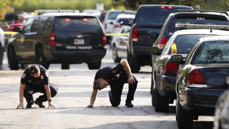 Fotografía de archivo de oficiales de policía investigando la escena del crimen de un tiroteo cerca de la Universidad Texas A&M, en la localidad de College Station, Texas (EE.UU.). EFE/Aaron A. Sprecher