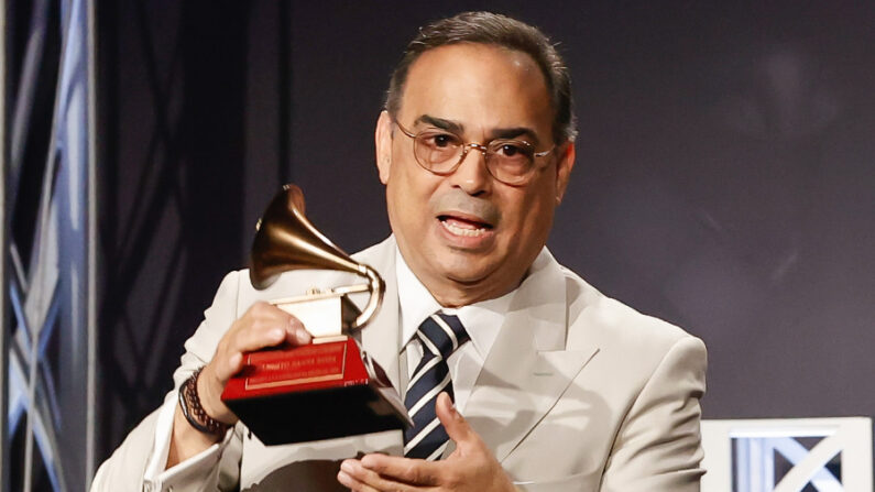 El director de orquesta y cantante puertorriqueño Gilberto Santa Rosa recibe el Premio Grammy Latino a la excelencia musical durante la presentación especial de los Latin GRAMMY 2021 en el Four Seasons Hotel Las Vegas el 17 de noviembre de 2021 en Las Vegas, Nevada (EE.UU.). (Arturo Holmes/Getty Images)