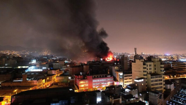 Fotografía cedida el 31 de diciembre de 2021 por la agencia Andina que muestra una vista general de un incendio en el centro de Lima (Perú). EFE/Andina