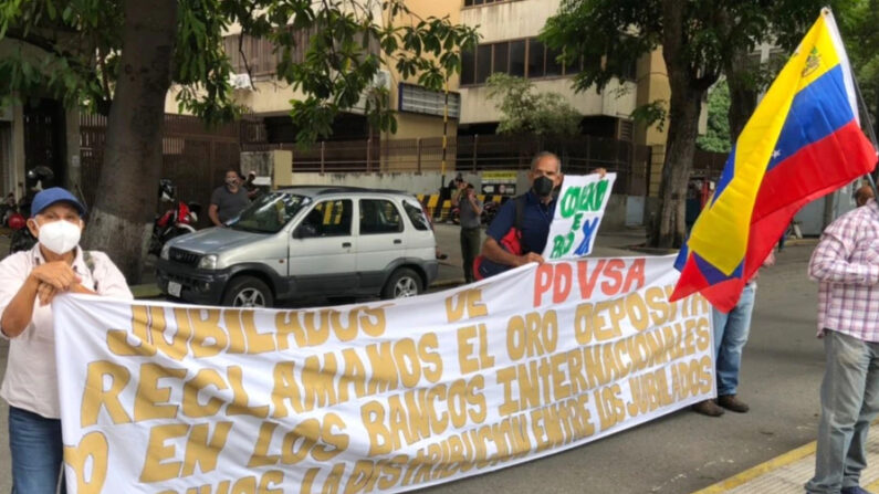 Un grupo de jubilados y pensionados de la estatal Petróleos de Venezuela (PDVSA) protestan frente a la sede de la empresa en Caracas (Venezuela) para exigir por sus derechos, el 7 de diciembre de 2021. (VOA)