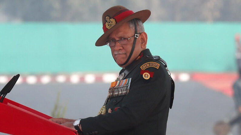 El jefe del Estado Mayor indio, el General Bipin Rawat (c), pronuncia un discurso durante la celebración del Día del Ejército de India en Nueva Delhi (India), en 2018. EFE/ Rajat Gupta
